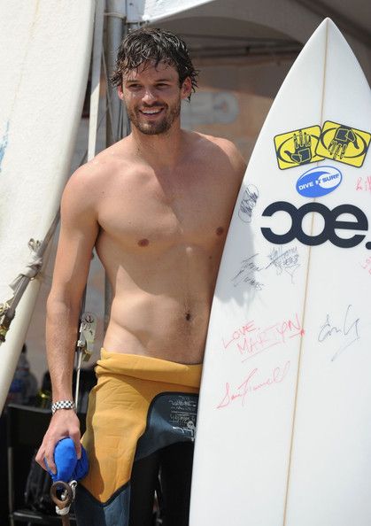 Austin Nichols :) The OTH fans are coming out! mmmm...yes please<3 @Mallory Puentes Heale Snowboarding Fashion, Joe Nichols, Julian Baker, Austin Nichols, Shirtless Actors, Twd Memes, Tall Dark And Handsome, Dark And Handsome, Hairstyle For Men