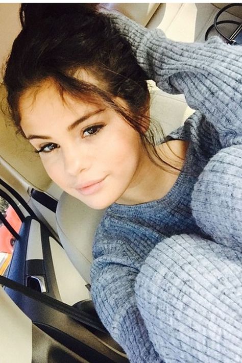 Selena Gomez takes a selfie in a car Nov. 10, 2014.   - Cosmopolitan.com Selena Gomez Body, Selena Gomez Fashion, Celebrities Without Makeup, Selena Gomez Street Style, Celebs Without Makeup, Celebrity Selfies, Selena Gomez Outfits, Alex Russo, Selena Gomez Cute