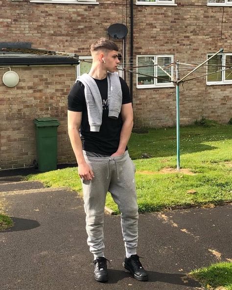 Fit Lads, Chav Lads, Bad Boy Style, Mens Fashion Casual Shoes, Mens Fashion Simple, Cute Black Guys, Soccer Guys, Grey Sweatpants, Men In Uniform