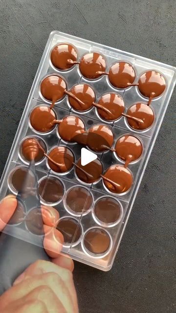 Chocolate Moulds Ideas, Chocolate Moulds, Chocolate Lab, Chocolate Desserts, Chocolate Lovers, Chocolate Cake, Instagram