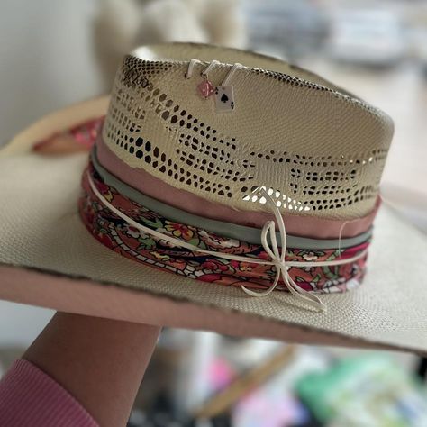 Cowboy Hats And Bandanas, Hat Strap Diy, Ball Cap Decorating Ideas, Bandana Hat Band, Custom Straw Cowboy Hats, Straw Hat Band Ideas, Decorated Straw Hats Ideas, Custom Straw Hats, Custom Felt Hats For Women