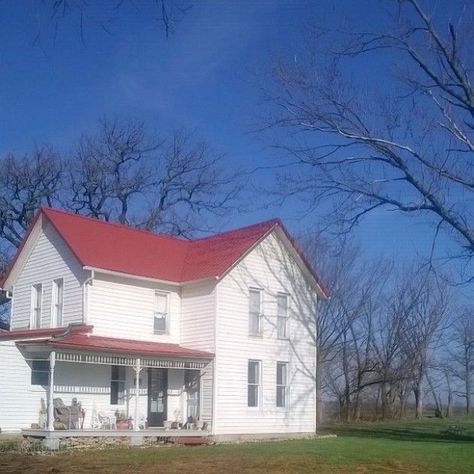 Two young artists combine their talents to transform this 1893 Kansas farmhouse Kansas Farmhouse, Farmhouse Designs, Architectural Styles, Farmhouse Exterior, Old Farmhouse, Mud Room, Screened Porch, Farmhouse Design, Great Ideas