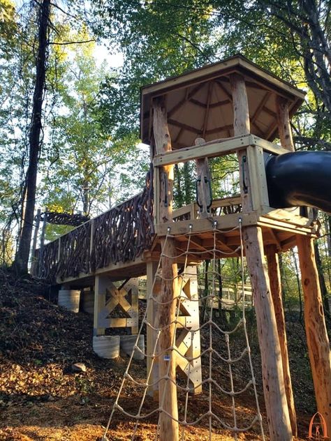 Natural Playgrounds - Built with Natural Materials & Landscapes Awesome Backyard Playground, Natural Playground Backyard Diy, Wood Play Structure, Nature Scape Playground, Nature Play Space, Diy Backyard Playground Ideas, Kids Treehouse Ideas, Timber Playground, Rustic Playground