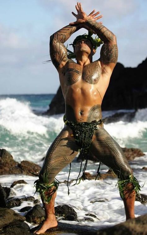 Hio Pelesasa Samoan Men, Polynesian People, Hawaii Tattoos, Polynesian Men, Male Body Art, Samoan Tattoo, Hawaiian Tattoo, Portrait Photography Men, American Tattoos