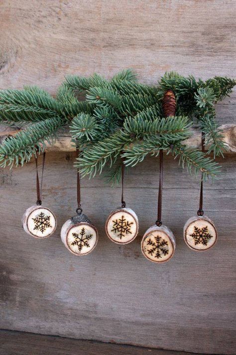 Diy Christmas Ornament, Wood Burning Crafts, Ornament Tutorial, Wood Slice Ornament, Wood Burning Art, Handmade Christmas Ornaments, Noel Christmas, Ornaments Design, Christmas Wood