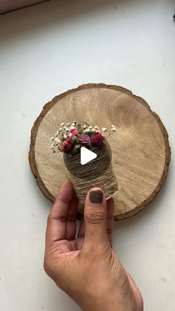 Diy Flowers For Valentines, Flower Holder Diy, Diy Flower Basket Wedding, Flower Shaped Jewelry With Flower Decoration For Gift, Mini Flower Basket Diy, Flower Basket Ideas, Jute Flower Basket, Jute Bags Design, Rope Craft Ideas