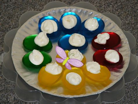 Jell-O 'Deviled' Eggs  --  there's always room for Jell-O!!  Jiggler gelatin set in egg molds, sliced in half lengthwise, and filled with cream cheese filling.  Impressive and delicious for Easter. Pudding Salads, Jello Egg Mold, Jello Easter Eggs, Jello Eggs, Jello Jigglers, Easter Food Crafts, Egg Container, Egg Molds, Deviled Eggs Recipe