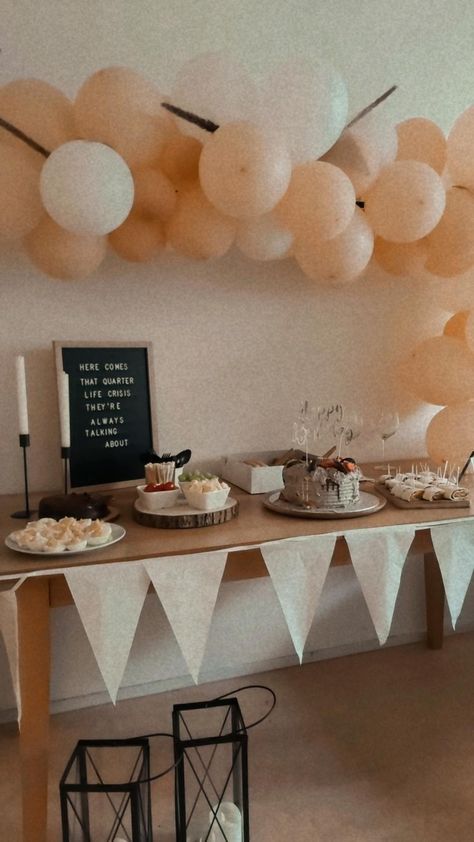 Minimal 30th Birthday Decor, 24th Birthday Decor For Him, Simple 25th Birthday Decorations, Minimal Birthday Decorations At Home, Birthday Decor Minimal, Minimal Birthday Decor Party Ideas, Minimalist Party Decor Birthday, 25th Birthday Ideas For Her Decoration, Minimalist Birthday Decor Simple