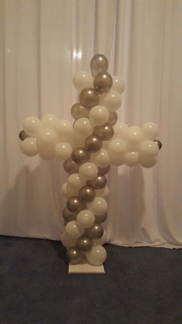 Cross Balloon Centerpiece, Communion Balloon Centerpieces, Balloon Rosary, Cross Balloons, Easter Balloon Decor, Ballon Diy, Blanket Display, Parties Themes, Christening Balloons