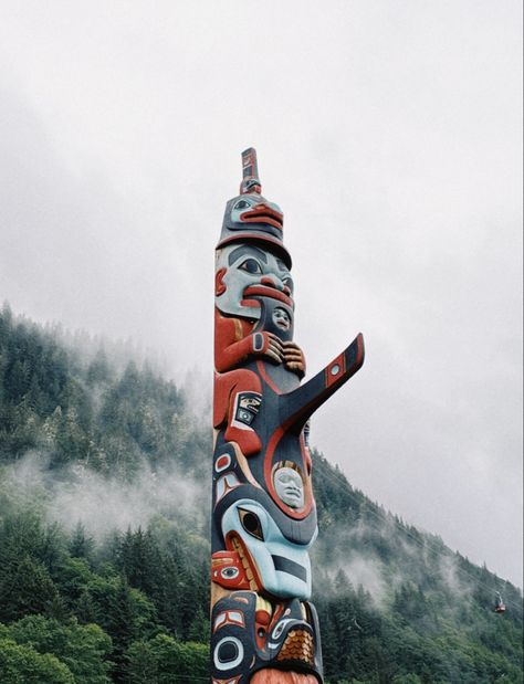 #totem #alaska #native #art #sculpture #carving #carvingsinwoodwoodturning #indigenous #folkart #tlingit #haida #tsimshian #aesthetic #fog #pacificnorthwest #juneau Alaska Totem Poles, Inuit Art Traditional, Pacific Northwest Native American Art, Canadian Native Art, Alaska Native Art, Indigineous Aesthetic, Northwestern Gothic, Canadian Indigenous Art, Canadian Aesthetic