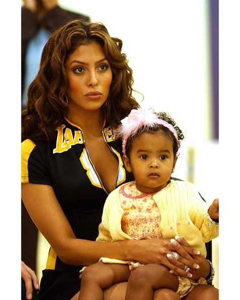 Vanessa Bryant 🦋 on Instagram: “#ThrowbackThursday w/my mini, Natalia. #MommysGirl #2004 #Lakers #8 💜💛 📸: Steve Grayson” Kobe Bryant And Wife, Natalia Bryant, Kobe Bryant Daughters, Looks Hip Hop, Kobe Bryant Family, Kobe & Gigi, Kobe Bryant Nba, Vanessa Bryant, Kobe Bryant Pictures