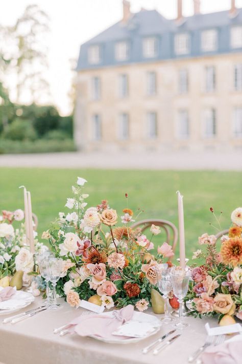 Queen Clarice of Genovia isn't the only one who appreciates pears! And this Chateau de Courtomer wedding in the French region of Normandy is the ultimate proof. From the apple cider cocktails featuring a pear slice garnish to the mini scroll place cards leaning against fresh pears on the table, these early autumn wedding ideas at a Normandy chateau is quite the inspiration for a destination wedding! Fall Wedding Tablescapes, French Chateau Wedding, Chateau Wedding, Ceremony Arch, French Wedding, Decoration Inspiration, Wedding Tablescapes, October Wedding, Design Floral