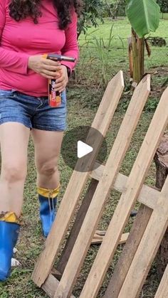 Wood Pallet Fence Diy, Fence Pallet Ideas, Backyard Pallet Ideas Diy Projects, Vallas Jardin Ideas, Pallet Garden Fence, Diy Pallet Wall Decor, Pallet Fence Ideas, Pallet Ideas For Outside, Garden Ideas Using Pallets