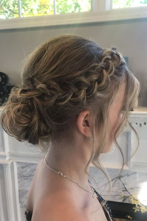 Hairstyle Wisuda, Grad Hairstyles, Prom Hair Ideas, Grad Hair, Cute Prom Hairstyles, Ball Hair, Simple Prom Hair, Ball Hairstyles, Prom Hairstyles For Short Hair