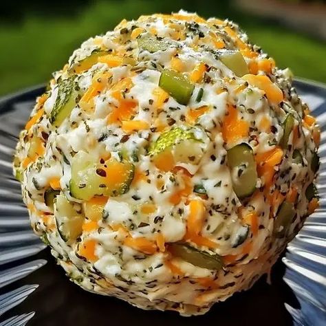 Tangy Dill Pickle and Cheddar Cheese Ball - Miarecipes Dill Pickle Cheese Ball, Pickle Cheese Ball, Cheddar Cheese Ball Recipes, Lobster Cream Sauce, Football Night, Cheddar Cheese Ball, Cheese Ball Recipe, No Cook Appetizers, Dill Pickles