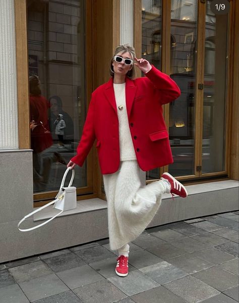 Red Coat Outfit, Red Jacket Outfit, Adidas Samba Outfits, Samba Outfits, Dinner Outfit Casual, Adidas Samba Outfit, Trendy Christmas Outfits, Latina Outfits, Skandinavian Fashion