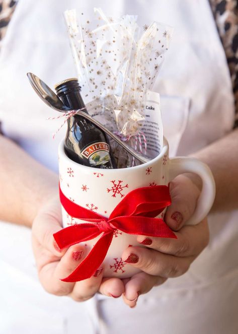 Win Your Office Holiday Gift Exchange: Boozy Baileys Chocolate Mug Cake Kit — Video Video Office, Baileys Cake, Holiday Office Gifts, Office Christmas Gifts, Holiday Gift Exchange, Chocolate Mug Cake, Swap Gifts, Baggu Bags