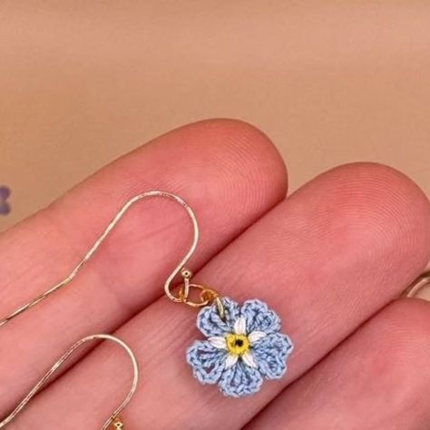 Flower Earrings Crochet, Crochet Thread Earrings, Mini Crochet Earrings, Crochet Wildflowers, Microcrochet Earrings, Micro Crochet Flowers, Crochet Accessories Jewelry, Crochet Earring Patterns, Micro Crochet Earrings