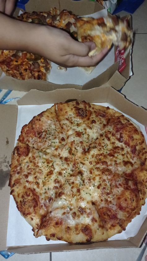 Makan pizza Foto makan pizza Pizza hut enak Pap Pizza Hut, Pizza Hut Snapgram, Pizza Hut Snap, Pizza Story Instagram, Pizza Fake Story, Pizza Pic, Makan Pizza, Pizza Foto, Pizza Snap