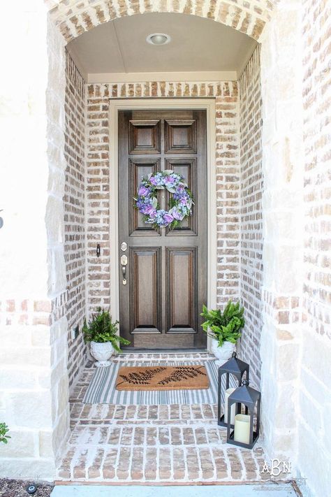 Summer Front Entryway Decorating Ideas. #ABlissfulNest #frontdoor #entry Narrow Porch, Stoop Decor, Front Entryway Decor, Outdoor Entryway Decor, Entrance Ideas Entryway, Exterior Entryway, Entryway Decorating, Veranda Design, Outdoor Entryway