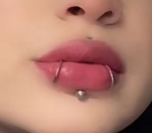 Nice Lips Natural, Snake Bites And Labret Piercing, Triple Lip Piercing, Labret And Snakebites, Snake Bites And Labret, Lip Piercing Snakebites, Snake Bites Piercing Aesthetic, Facial Piercings Aesthetic, Lip Piercings Aesthetic