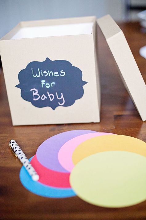 10 babyshower keepsakes: Make beautiful memories with these fun baby shower ideas for guests and the mom-to-be. Diy Baby Shower Centerpieces, Fiesta Shower, Keepsake Ideas, Idee Babyshower, Baby Kicking, Baby Shower Invitaciones, Cool Baby, Fiesta Baby Shower, Shower Centerpieces