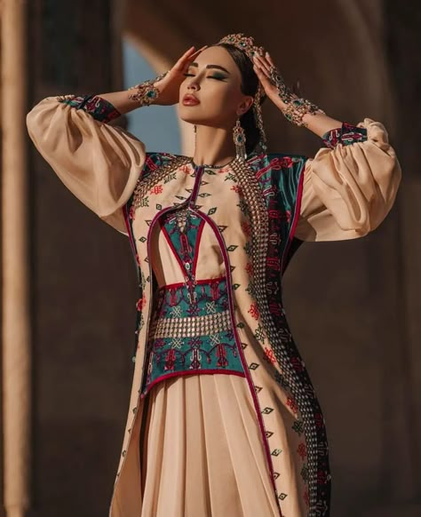 Turkish Clothing Women, Turkish Outfit Women, Turkish Fashion Traditional, Ottoman Empire Clothing, Traditional Arabic Clothing, Turkmen Dress, Turkish Clothing, Fashion Model Sketch, Turkey Style