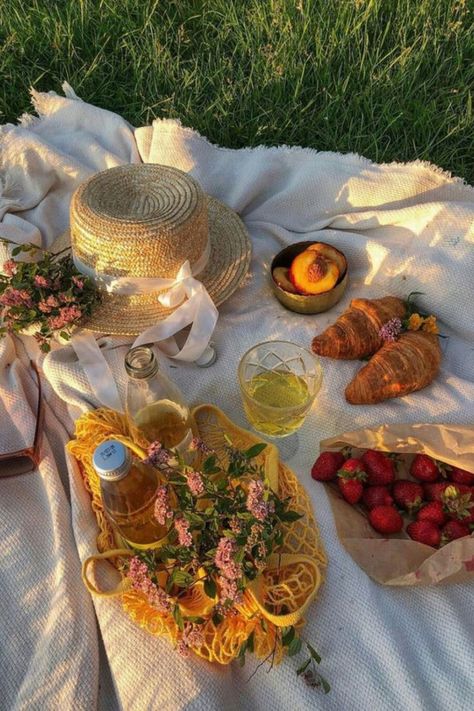 Cottagecore Picnic, Picnic Aesthetic, Picnic Inspiration, Picnic Date, Perfect Picnic, Picnic Time, Picnic Food, Spring Aesthetic, A Picnic