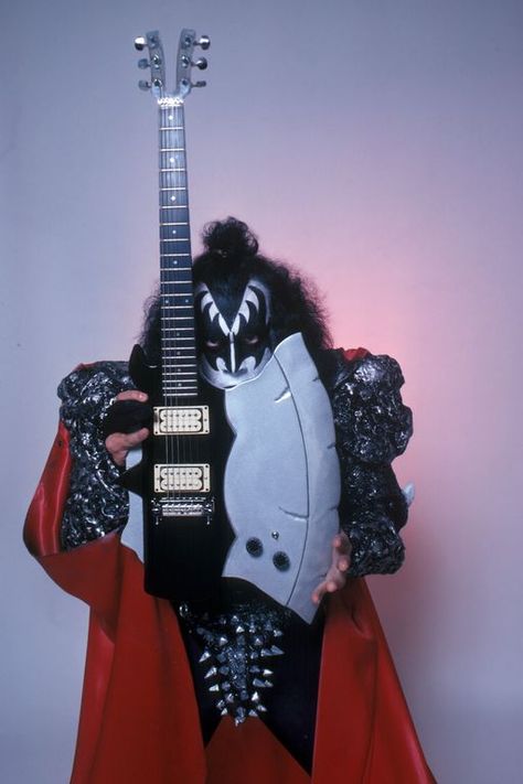 1980: Gene Simmons rocks a photo studio in full 'Demon' mode Scared Makeup, Banda Kiss, Gene Simmons Kiss, Eric Singer, Kiss Costume, Kiss Me Love, Eric Carr, Peter Criss, Kiss Army