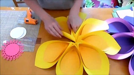 Making Paper Flowers, Big Paper Flowers, Kraf Kertas, Diy Flores, Large Paper Flowers, Diy Event, Flowers Paper, Paper Flowers Craft, Giant Paper Flowers