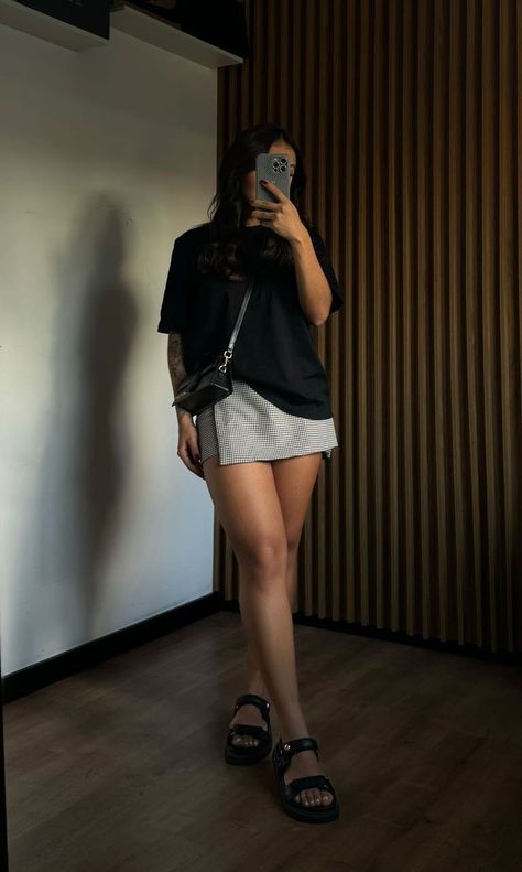 Comfy End Of Summer Outfits, Shorts Concert Outfit Ideas, Outfit With Black Skirt Summer, Dark Aesthetic Outfits Casual, Black Sandals Outfit Summer Styles, Effortlessly Cool Outfits, White And Jeans Outfit, Pop Concert Outfit Ideas, Cafe Outfit