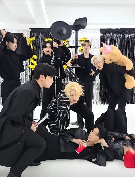 Funny Group Photos, Pirate Kids, Funny Kpop Memes, Best Kpop, Funny Wallpaper, Kpop Funny, Kpop Guys, One Team, Photo Wallpaper