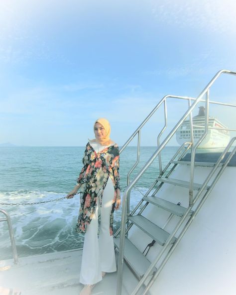 My short vacay🌊 Bali Summer Outfits, Outfit Ideas Hijab, Dress Beach Outfit, Outfits Muslim, Ootd Poses, Hawaii Outfits, Hijabi Fashion Casual, Hijabi Outfits Casual, Exotic Fashion