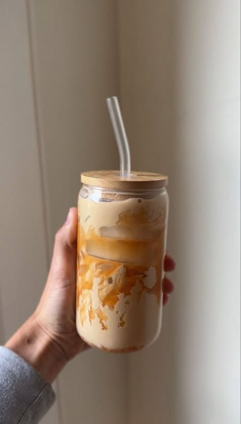 Aesthetic Drinks, Coffee Matcha, Caramel Latte, Caramel Coffee, Coffee Obsession, Caramel Macchiato, Pretty Drinks, Ice Coffee, Iced Latte