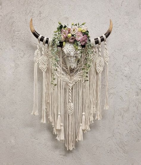 Deer Skull Decor, Antler Wall Hanging, Cow Skull Decor, Cow Skull Art, Antler Crafts, Boho Crafts Diy, Macrame Knots Pattern, Bone Crafts, Macrame Wall Hanging Patterns