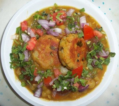 Ragda Petis – Bhavna's Kitchen Ragda Patties Recipe, Ragda Patties, Khoya Recipe, Homemade Barbeque Sauce, Indian Vegetarian Dishes, Porridge Recipes, Patties Recipe, Chaat Recipe, Green Chutney