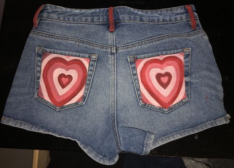 Painting Shorts Ideas, Painted Pockets Jeans, Pinturas Em Shorts Jeans, Painted Jean Pockets Ideas, Painted Shorts Ideas, Shorts Painting Ideas, Painting On Shorts, Shorts Pintados, Painted Pants Idea