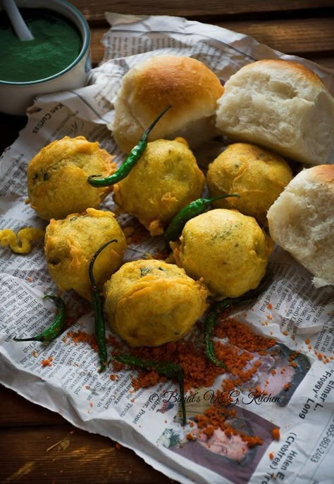 Vada Pav - Binjal's VEG Kitchen Vada Pav Photography, Bhaji Pav Photography, Vada Pav Snapchat, Pav Bhaji Recipe Mumbai, Mumbai Vada Pav Photography, Street Style Pav Bhaji Recipe, Vada Pav Recipe, Indian Fast Food, Pav Recipe