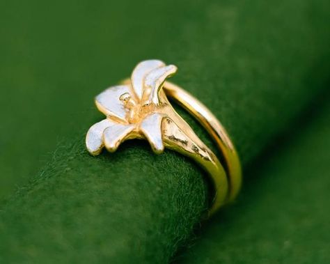 The lily is an iconic flower synonymous with summer.The gentle curves and subtle finish of this flower design gives this series an elegant and timeless look. With a base of high purity silver and plated with 23K Gold, the gold has been partially scraped away to reveal the silver underneath.This free-size ring comprises a single lily flower, which is approximately 16mm wide. Although the ring can be adjusted in finger size, please specify your preferred ring size in the drop-down menu.Material: S Lily Ring Jewelry, Water Lily Ring, Japanese Ring, خواتم خطوبة, Lily Ring, Lily Earrings, Lily Jewelry, Dope Jewelry Accessories, Flower Rings