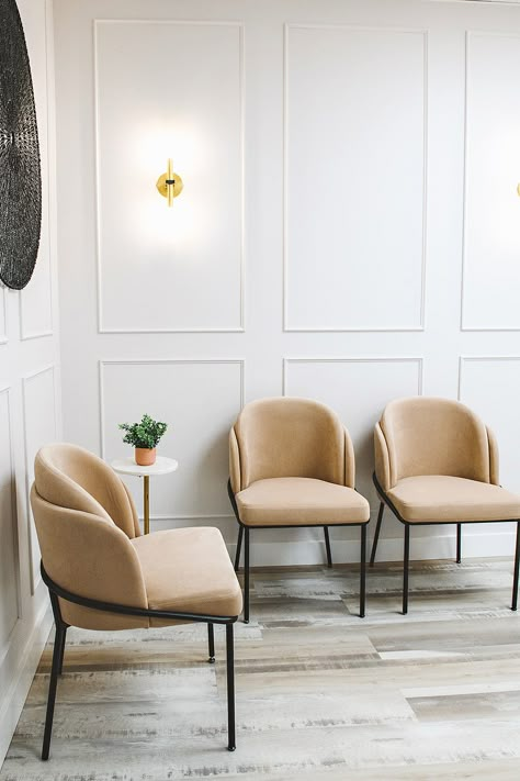 KW BEAUTY Beautiful Doctors Office, Spa Waiting Area Chairs, Doctors Waiting Room Reception Areas, Natural Clinic Interior Design, Interior Design Medical Office, Medical Wellness Clinic, Doctor Reception Area, Medical Spa Waiting Room, Reception Chairs Office Waiting Area