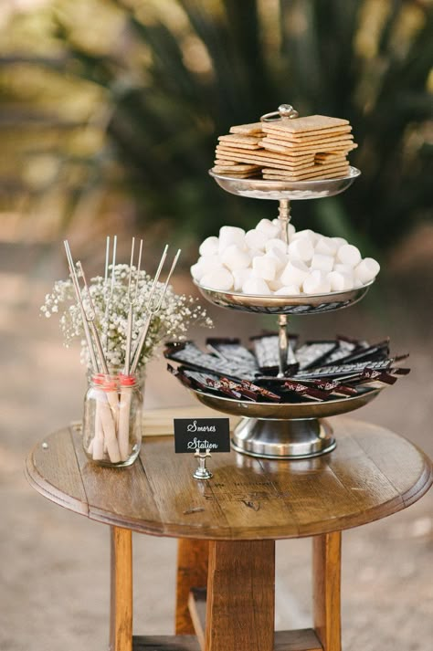 S'mores station for the fire pit at the wedding Engagement Fiesta, Bonfire Night Wedding, Smores Bonfire, Smores Bar Wedding, Smores Wedding Favors, Backyard Wedding Food, Bonfire Wedding, Smores Station, Smores Bar