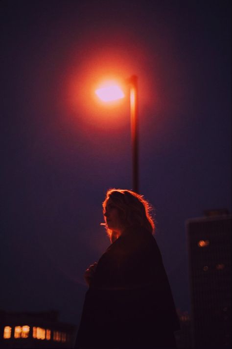 Night Time Urban Photography, Evening Light Photography, Under Street Light Photography, Nighttime Photography Portraits, Dark City Photography, Street Lights Photoshoot, Person Under Streetlight, Night Time Flash Photoshoot, Photo Shoot Aesthetic Ideas