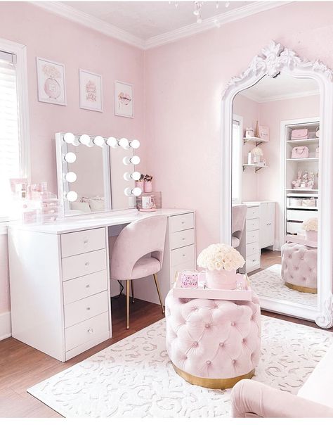 Light Pink Beauty Room, Glam Desk Ideas, Pink Bedroom Accessories, Light Pink Rooms, Fancy Stuff, Pink Girl Room, Pink Bedroom Decor, Pink Room Decor, Room Redesign