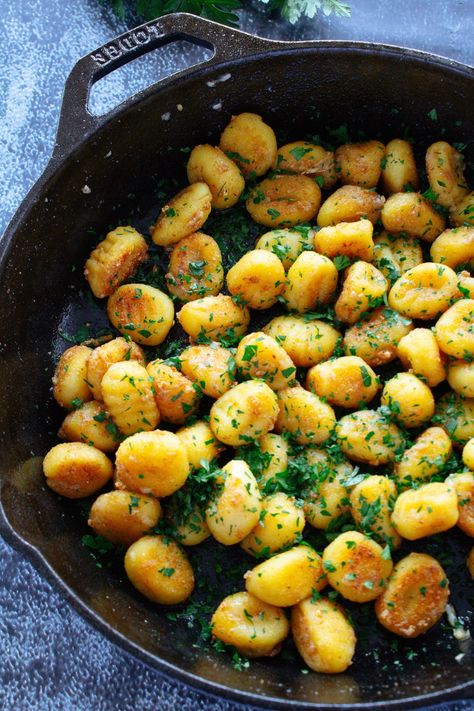 Garlic Butter Parmesan Fried Gnocchi - A LA INGA Garlic Gnocchi, Butter Gnocchi, Fried Gnocchi, Gnocchi Recipes Easy, Gnocchi Dishes, Dinner For 2, Gnocchi Recipes, Party Food Appetizers, Best Appetizers