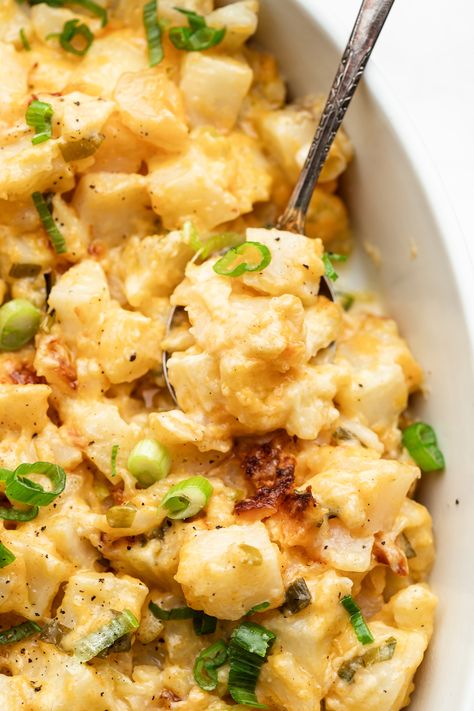 Easy Crockpot Cheesy Potatoes Recipe Cheesy Potato Crockpot Recipes, Au Gratin Potato Crockpot Recipes, Crock Pot Loaded Potatoes, Crockpot Veggie Recipes, Cheese Potatoes Crockpot, Crock Pot Side Dishes For A Crowd, Slow Cooker Potato Recipes, Au Gratin Potatoes Crockpot, Crockpot Potato Recipes