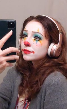 Clown Makeup Traditional, Clown Costumes Halloween, Real Clown Makeup, Cute Circus Makeup, Pierrot Clown Aesthetic, Cute Clown Costume Ideas, Cute Clown Costume Halloween, Creepy Cute Clown Makeup, Halloween Face Paint Clown