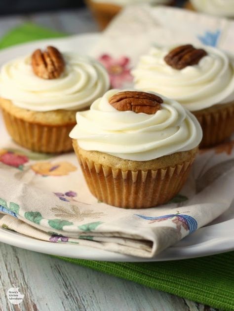 Hummingbird Cupcakes Fruity Cupcakes, Hummingbird Cupcakes, Cupcakes Easy, Homemade Snickers, Banana Cupcakes, Homemade Cupcakes, Easy Dessert Recipe, Easy No Bake Desserts, Cheesecake Desserts