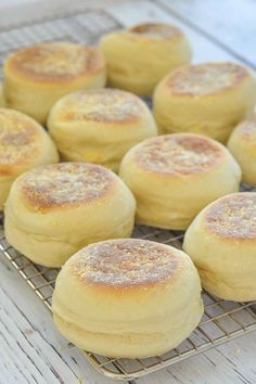 Vegan English Muffins, Vegan Bread Recipe, English Muffin Recipes, Homemade English Muffins, English Muffins, Vegan Bread, English Muffin, Vegan Breakfast Recipes, Dinner Rolls