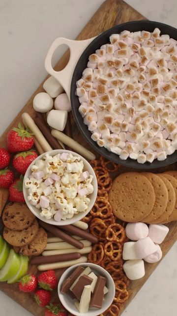 Easy Bonfire Snacks, December Birthday Activities, Firework Night Food, Halloween S’mores Board, Bonfire Potluck Ideas, Bonfire Bday Party Ideas, Bonfire Night Ideas, Bonfire Food Ideas Snacks, Fall Food Board Ideas