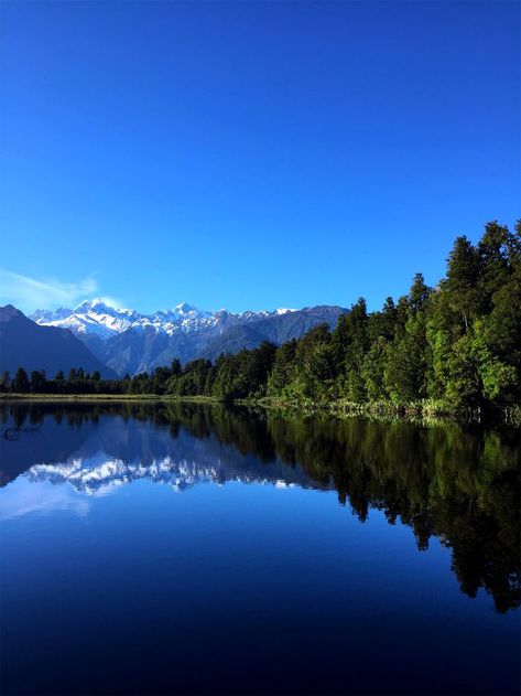 beautiful blue lake surrounded by lush green trees and snow topped mountains. New Zealand Lakes, Sky Adventure, Mountains Photo, Adventure Print, Visit New Zealand, Mountains Travel, Mirror Lake, Print Photography, Mountain Photos